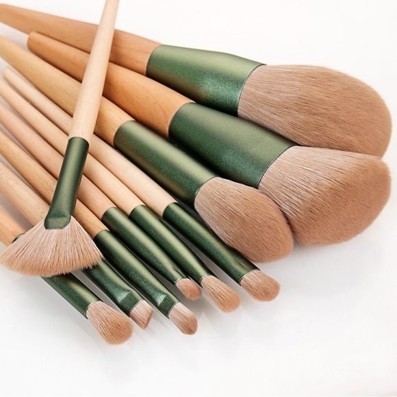 10 Cheongna Makeup Brush Pack - Picture 5 of 6